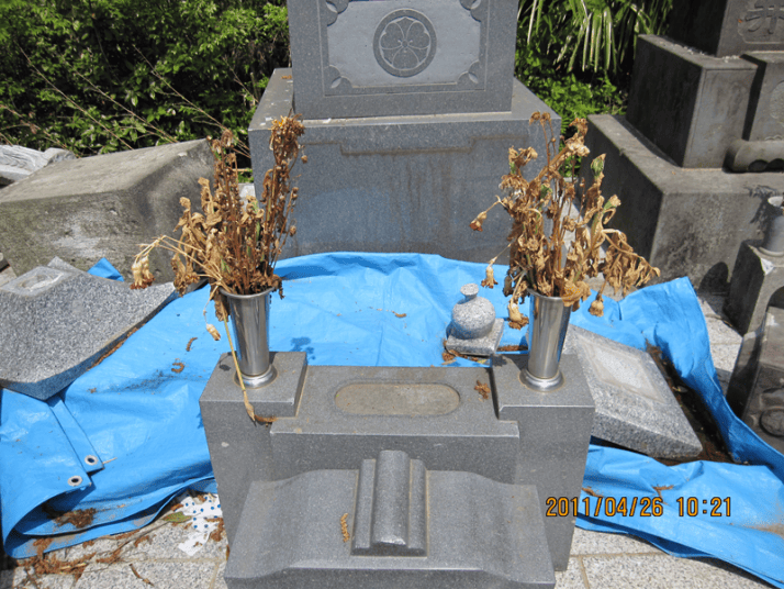 震災後の墓地の様子