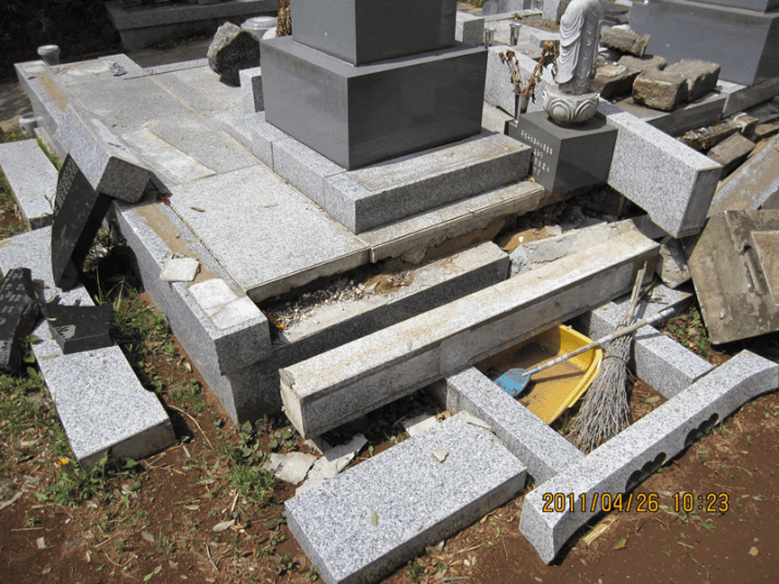 震災後の墓地の様子