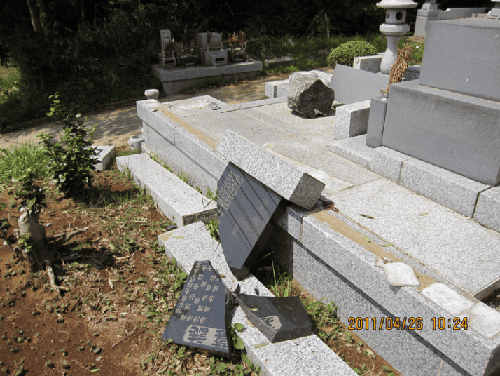 震災後の墓地の様子