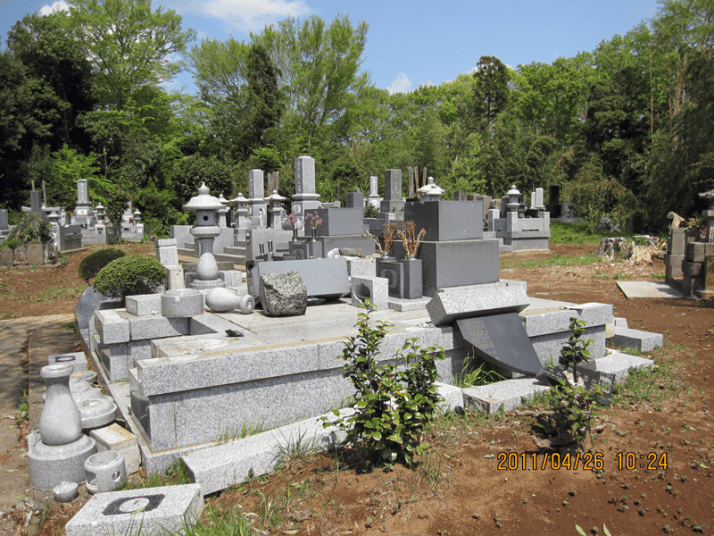 震災後の墓地の様子