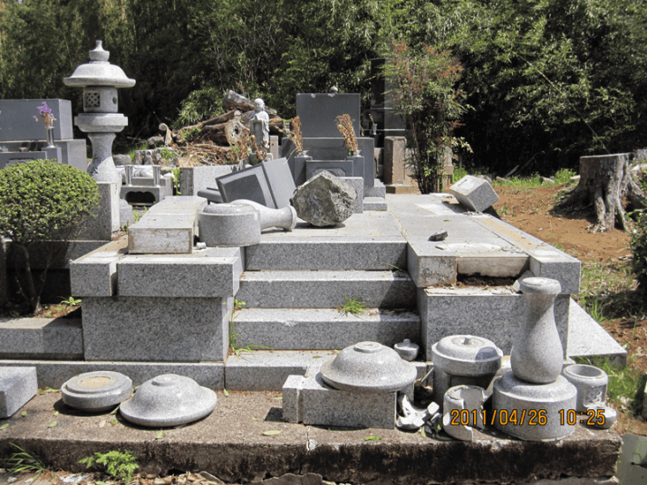 震災後の墓地の様子