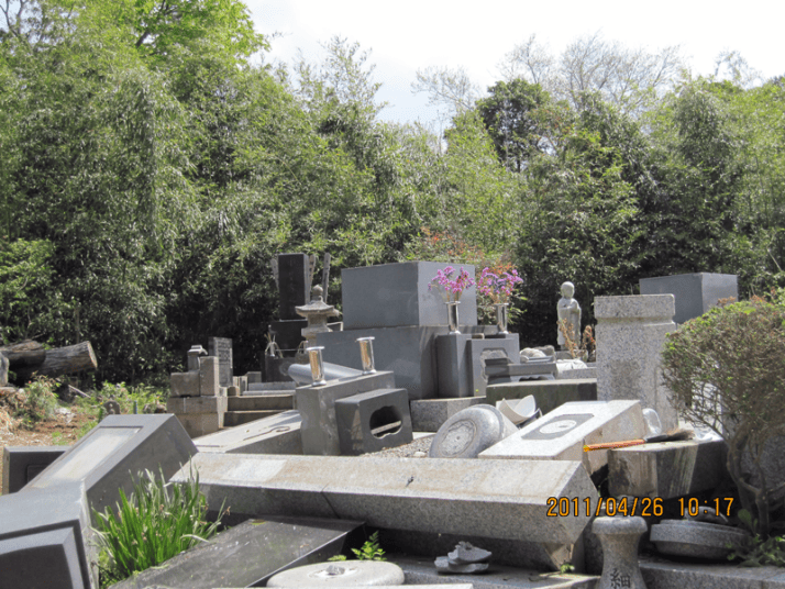 震災後の墓地の様子