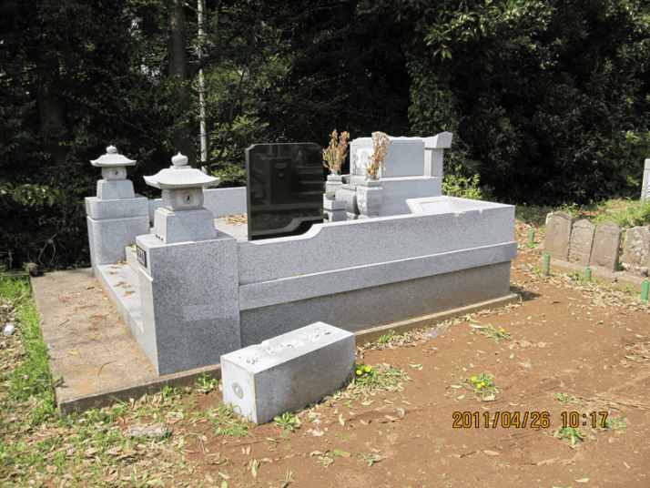 震災後の墓地の様子