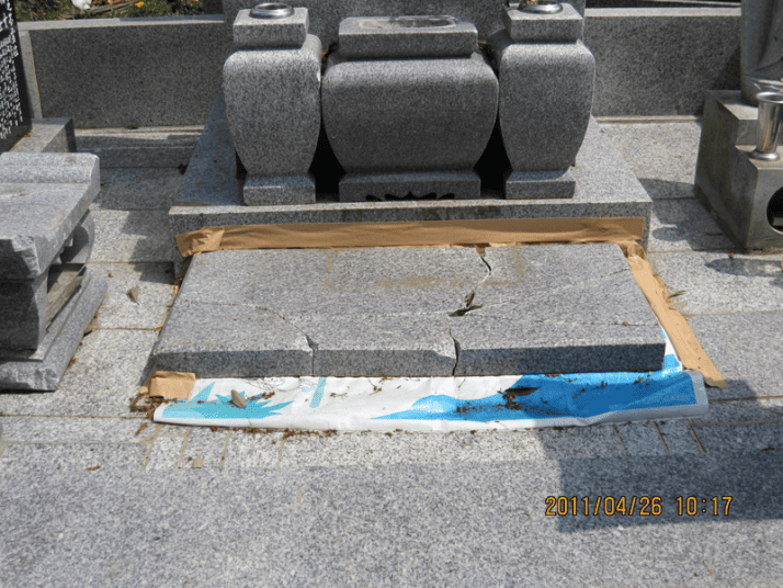 震災後の墓地の様子