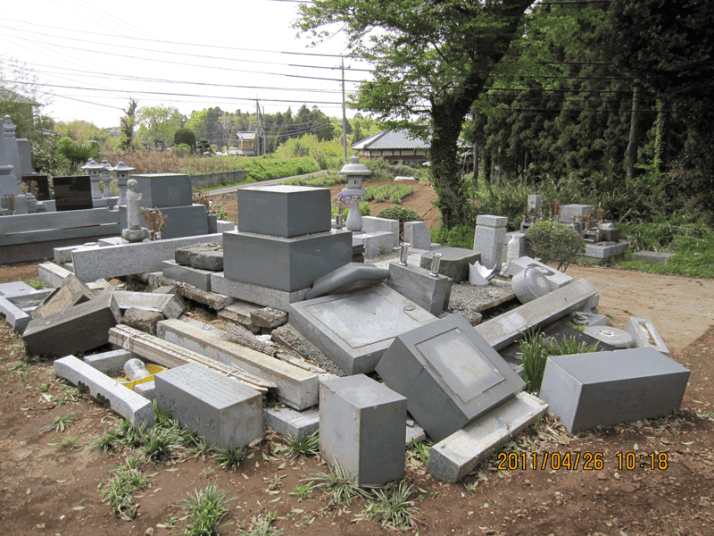 震災後の墓地の様子