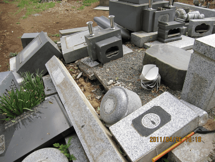 震災後の墓地の様子