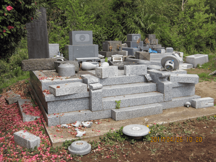 震災後の墓地の様子