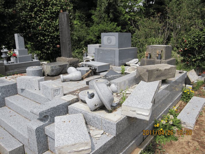 震災後の墓地の様子