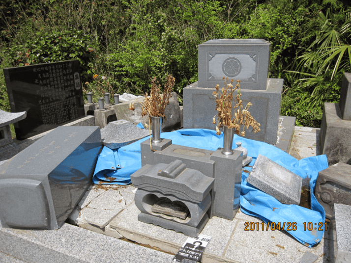 震災後の墓地の様子